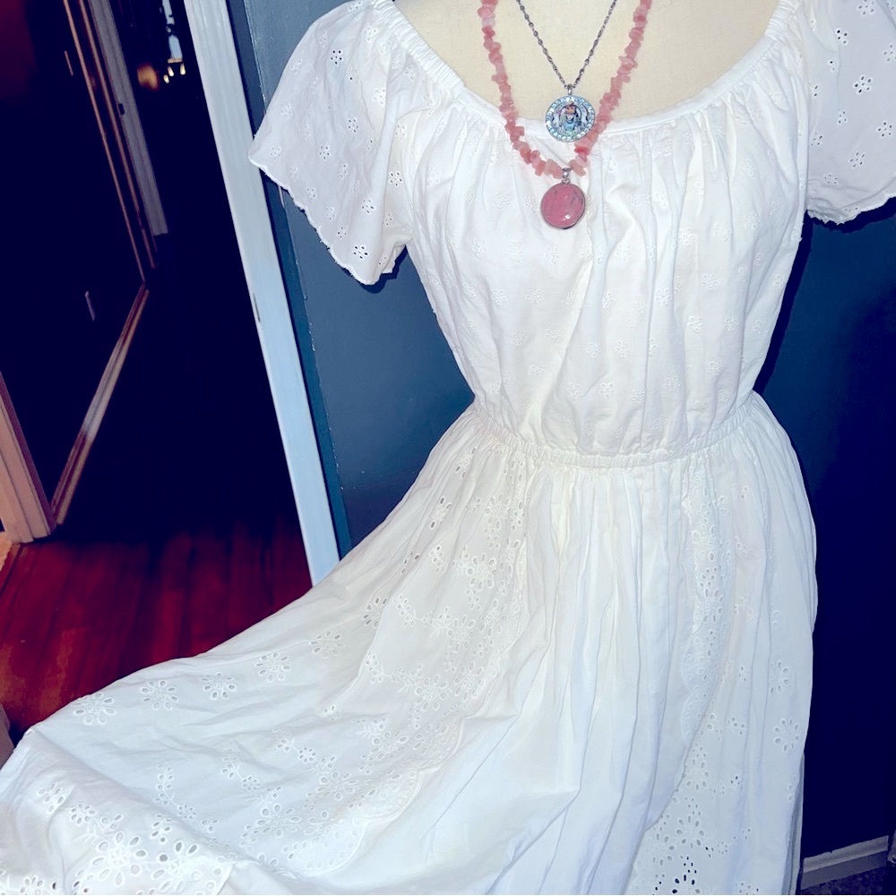 💐PRISTINE!!  SWEET 100% COTTON BRIGHT WHITE DRESS WITH EXQUISITE DETAIL!! 💐
